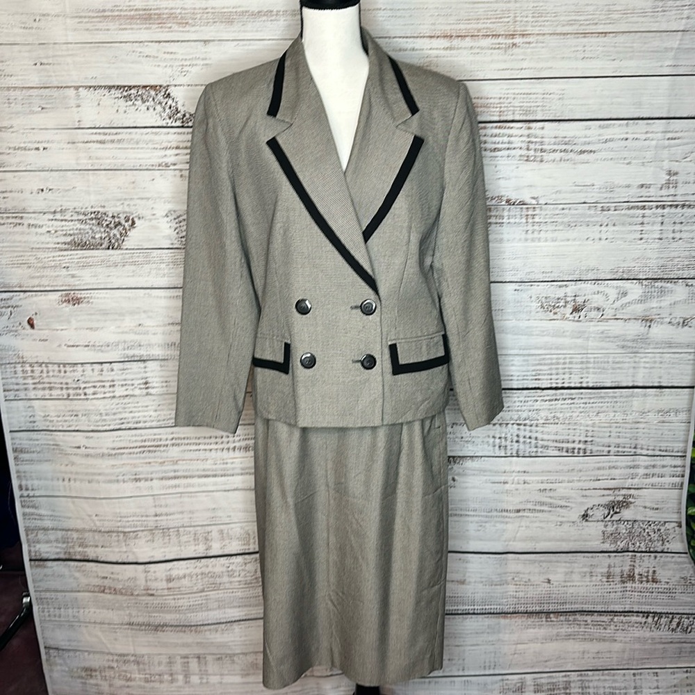 Kasper 10P Skirt Suit Black and White